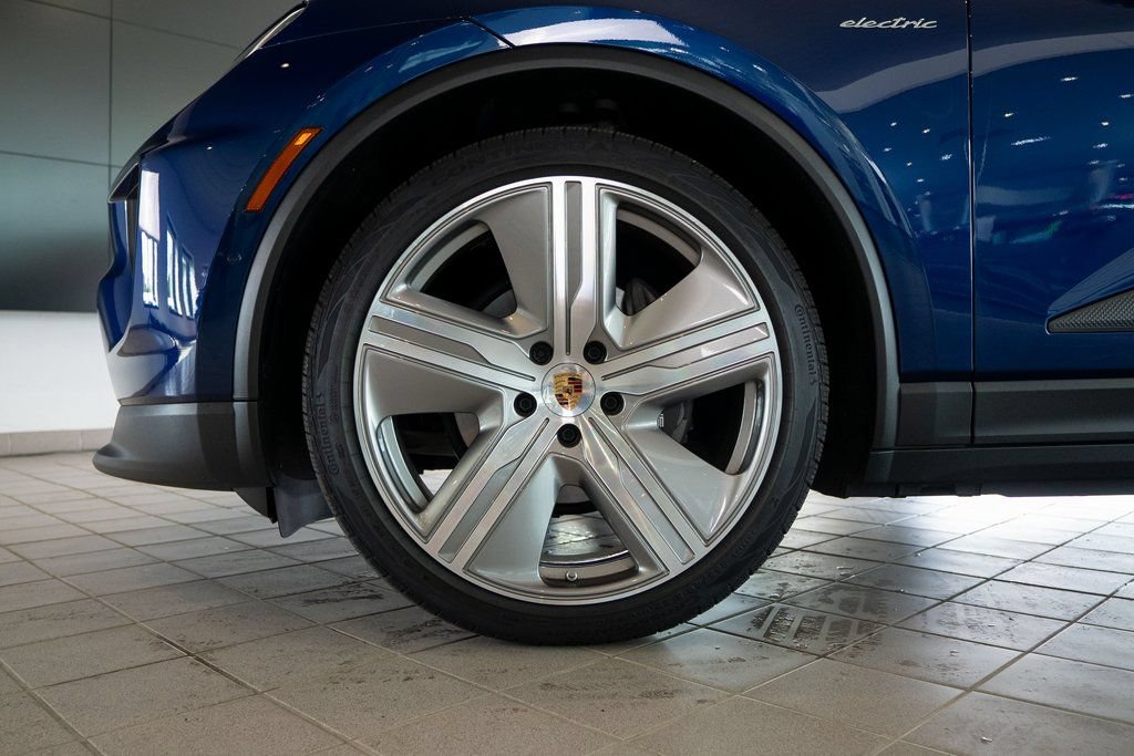 Used 2024 Porsche Macan 4 Electric AWD/4WD image 12
