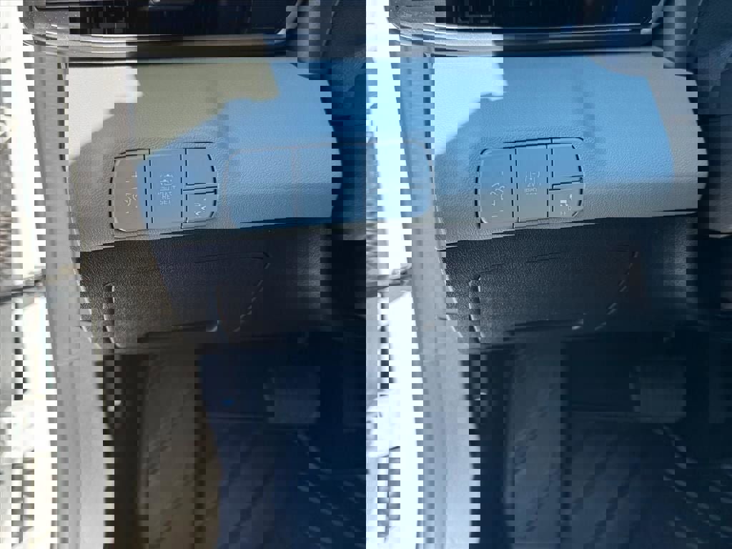 Used 2025 Hyundai Elantra Limited image 22