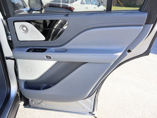 Used 2020 Lincoln Aviator Reserve w/ Equipment Group 201A image 13