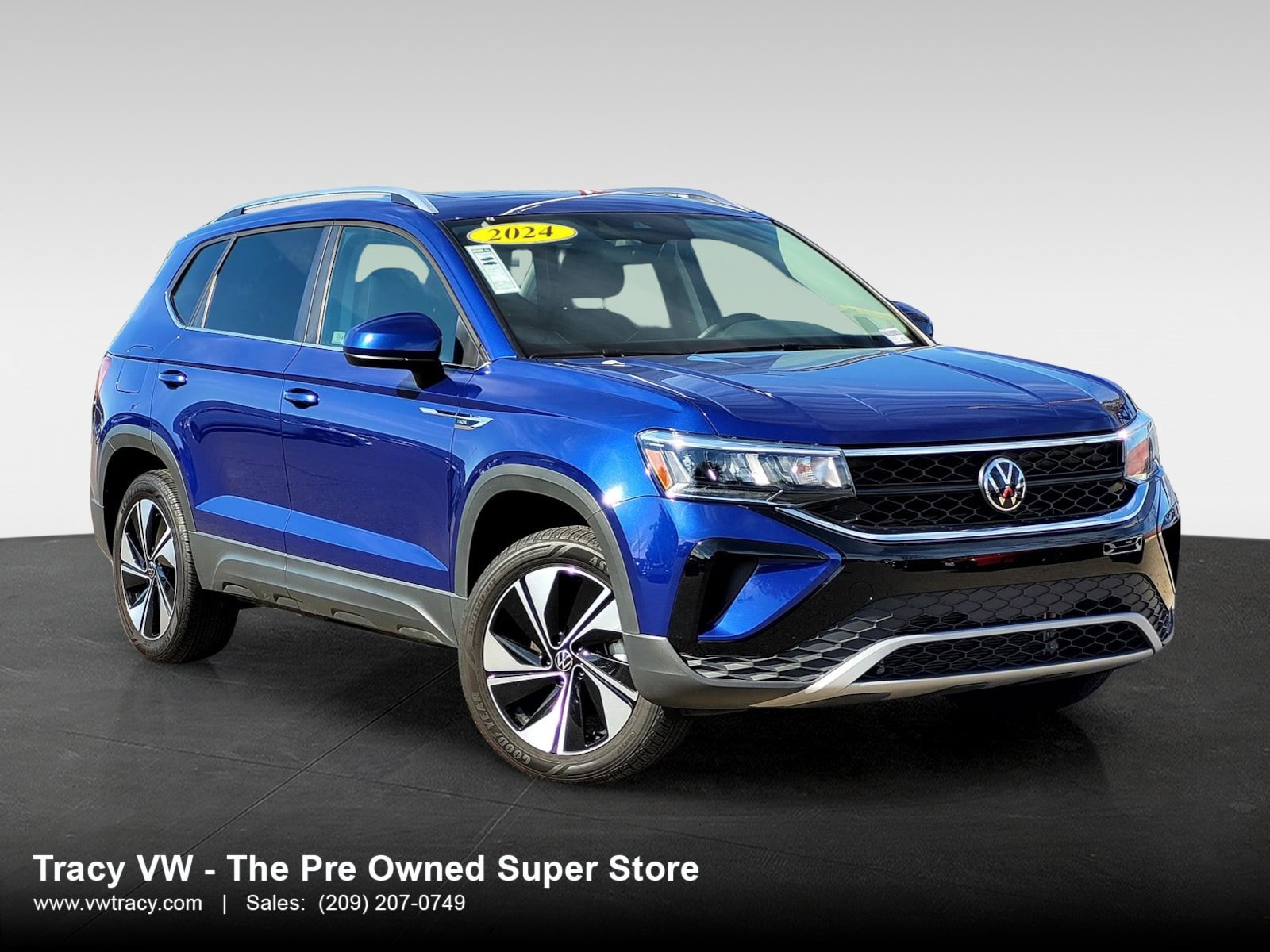 Used 2024 Volkswagen Taos SE w/ Panoramic Sunroof Package