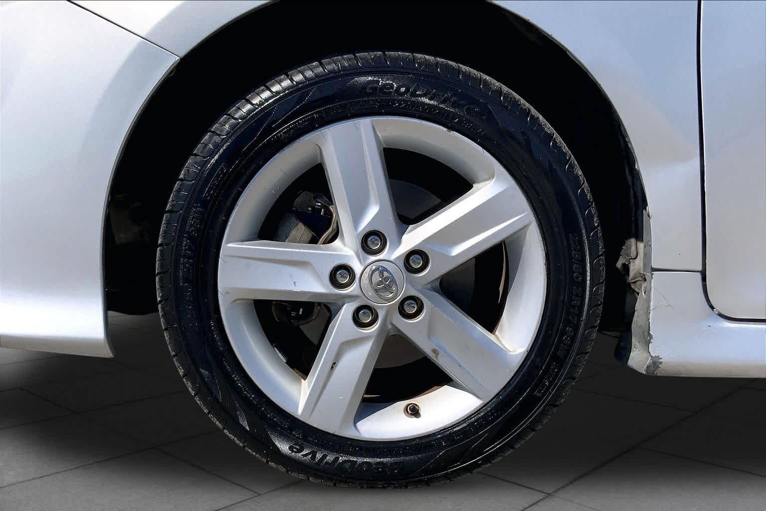 Used 2013 Toyota Camry SE FWD image 11