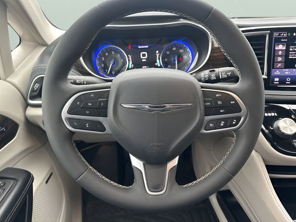 Used 2022 Chrysler Pacifica Limited image 15