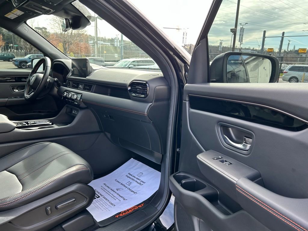 Used 2025 Honda Pilot TrailSport image 17