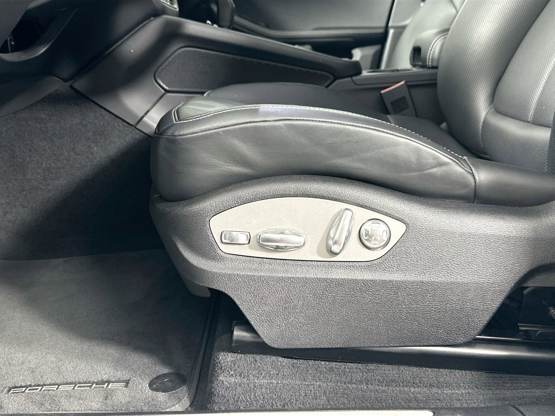 Certified 2024 Porsche Macan S image 34