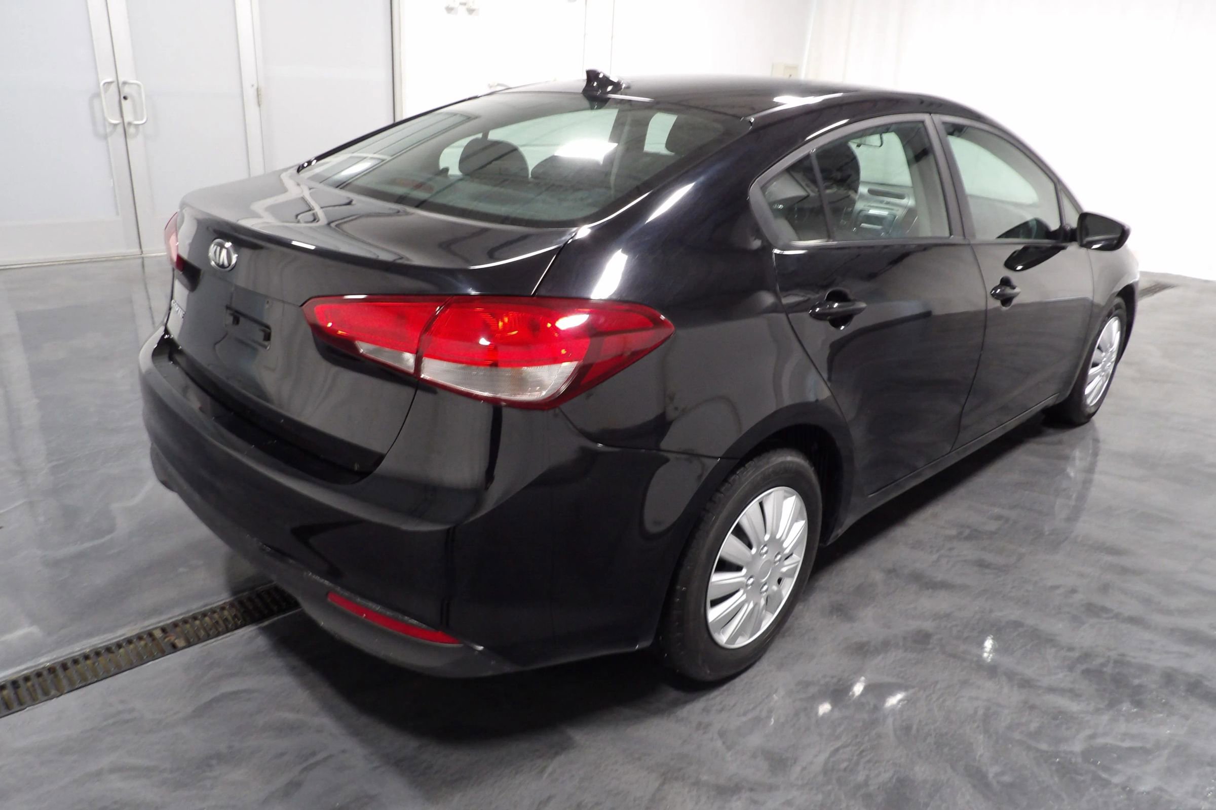 Used 2017 Kia Forte LX image 4