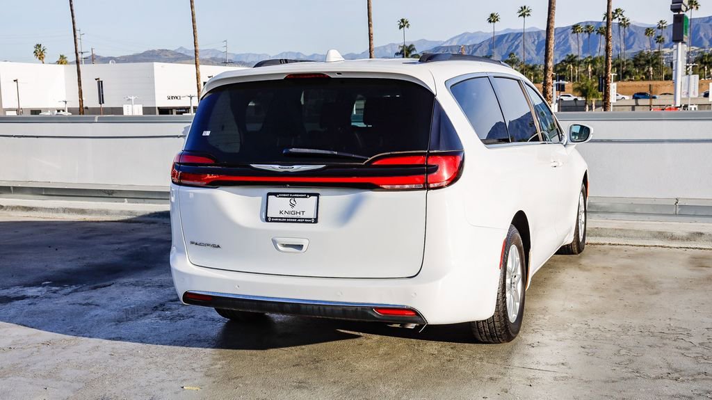 Used 2022 Chrysler Pacifica Touring-L image 9
