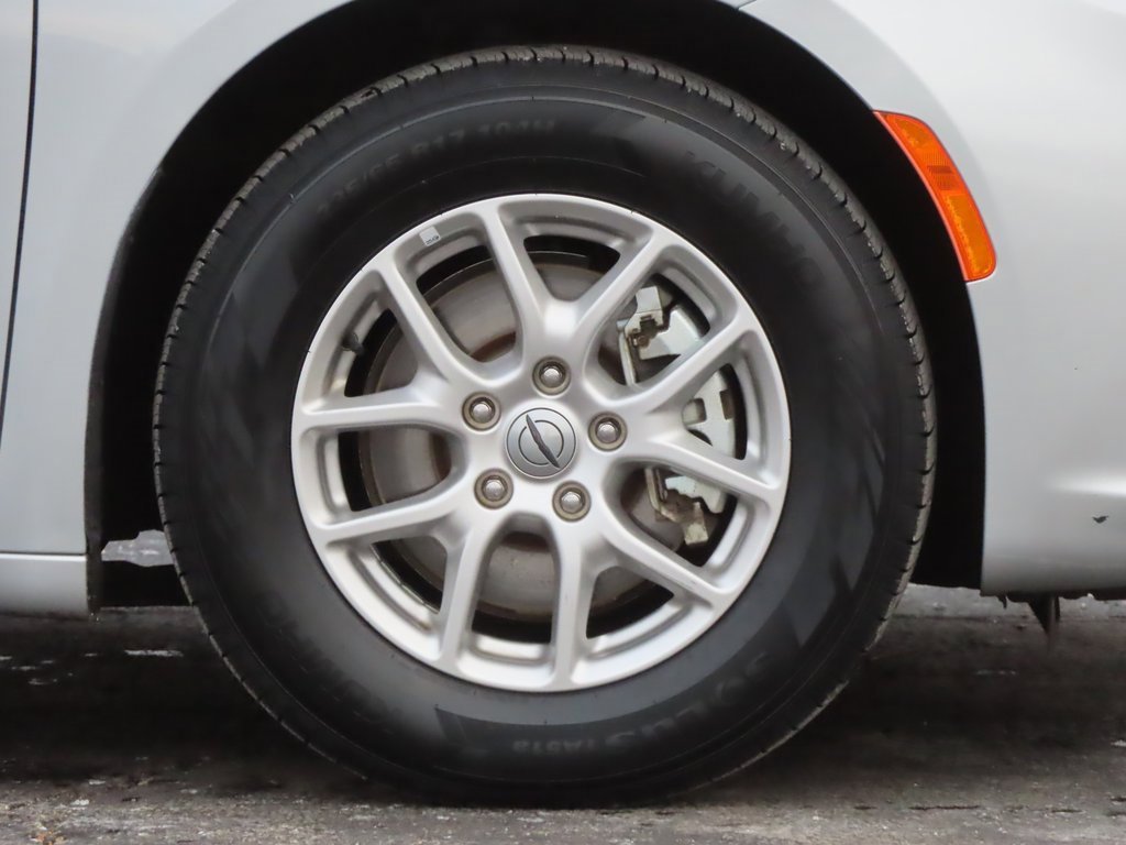 Certified 2024 Chrysler Pacifica Touring-L image 13