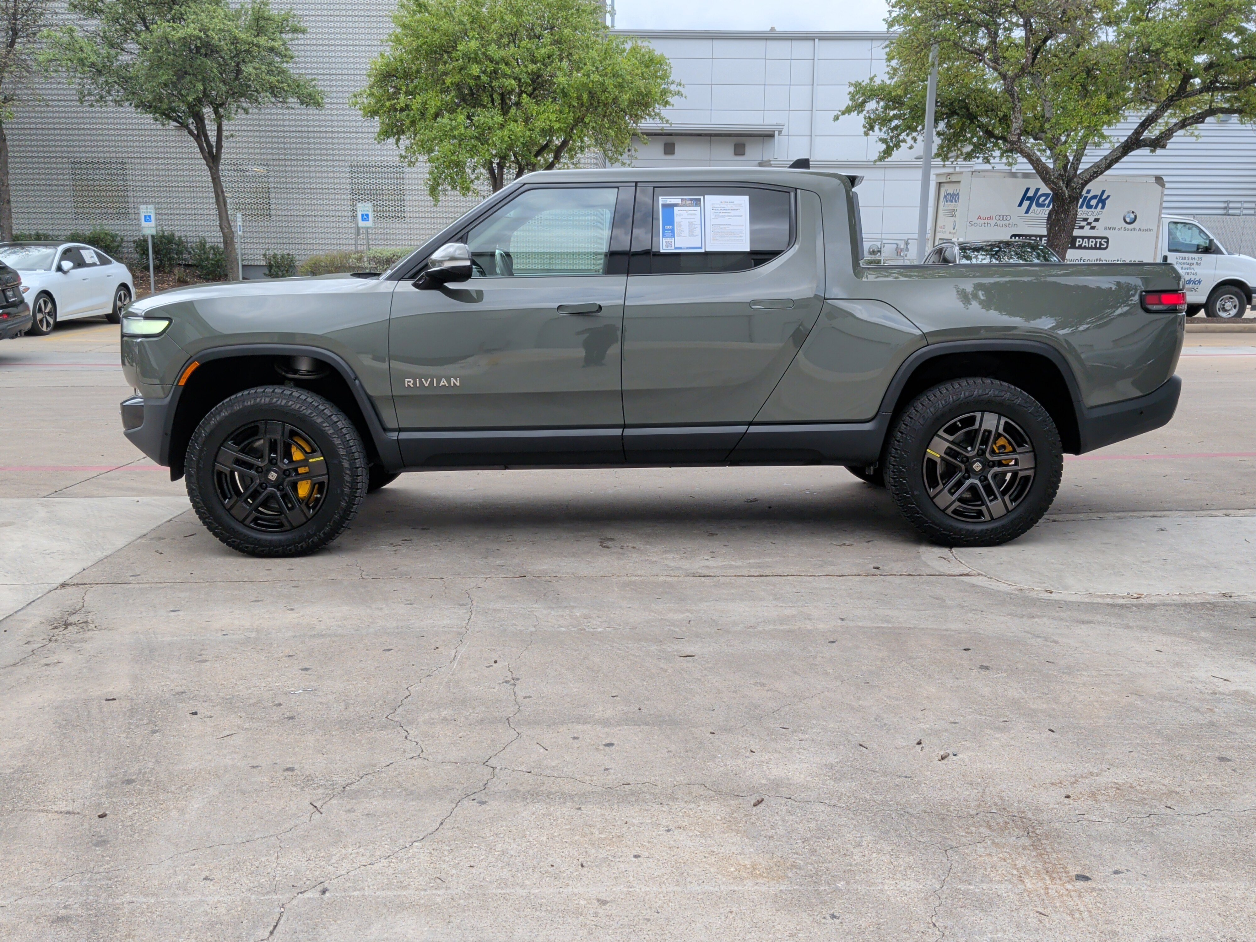 Used 2023 Rivian R1T Launch Edition image 7