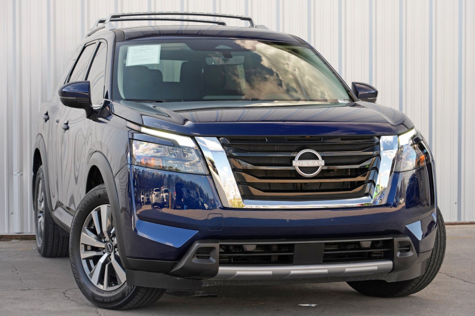 Used 2025 Nissan Pathfinder SL AWD/4WD image 2