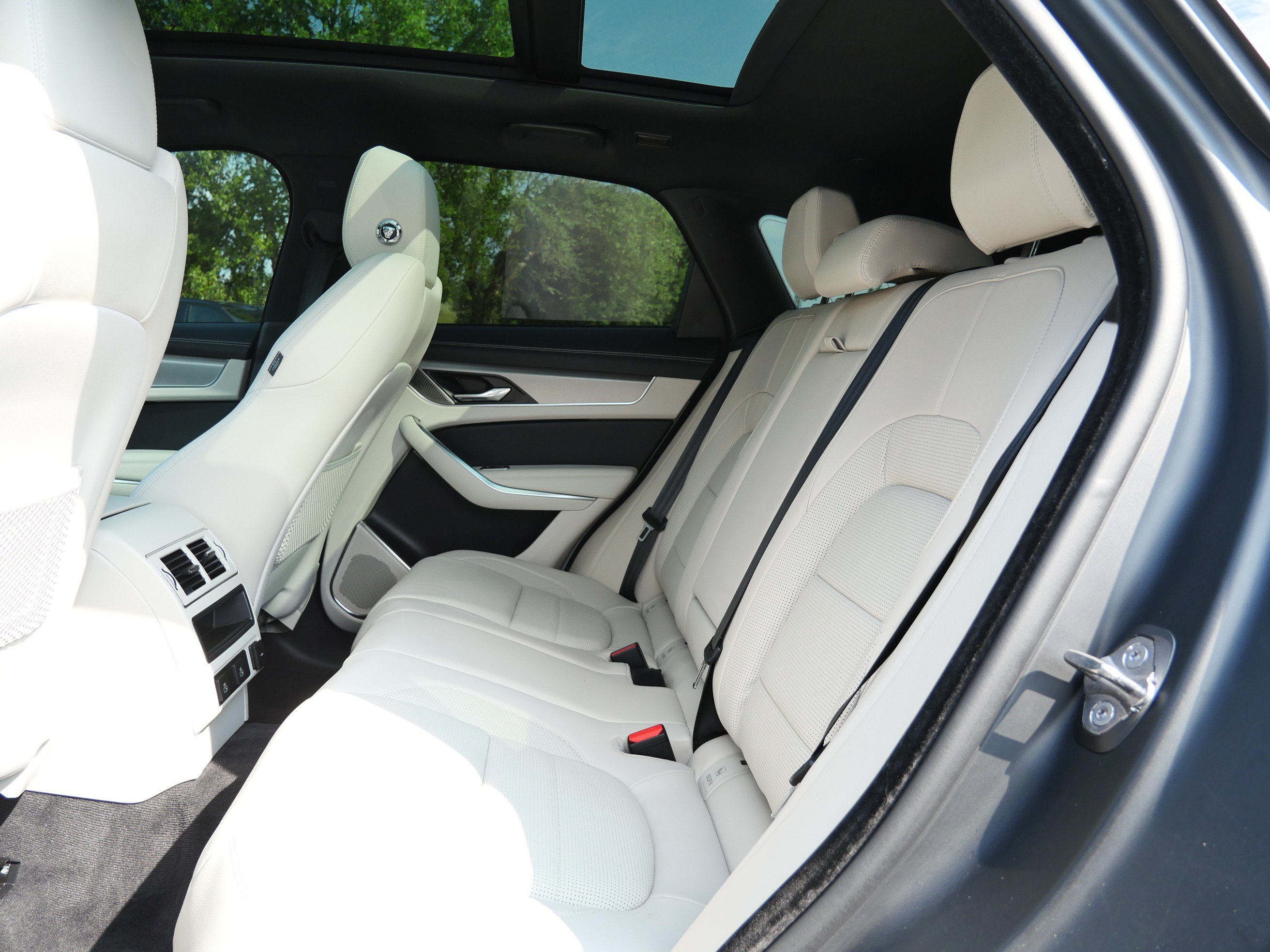 Certified 2025 Jaguar F-PACE R-Dynamic S AWD/4WD image 15