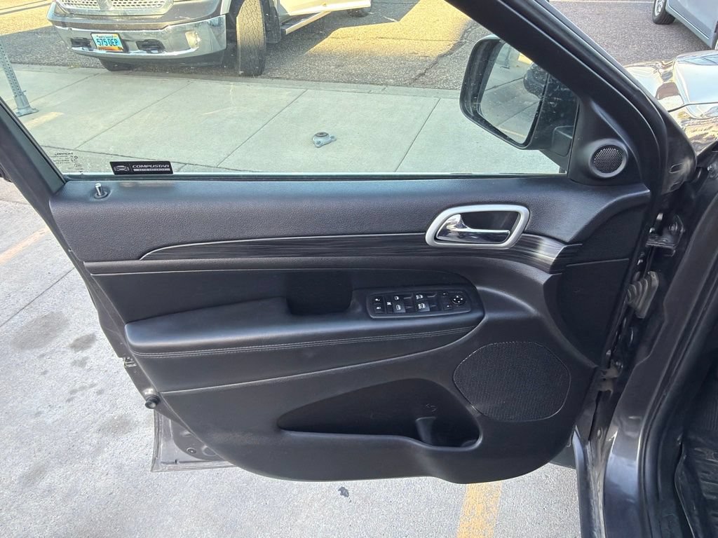 Used 2019 Jeep Grand Cherokee Laredo AWD/4WD image 11