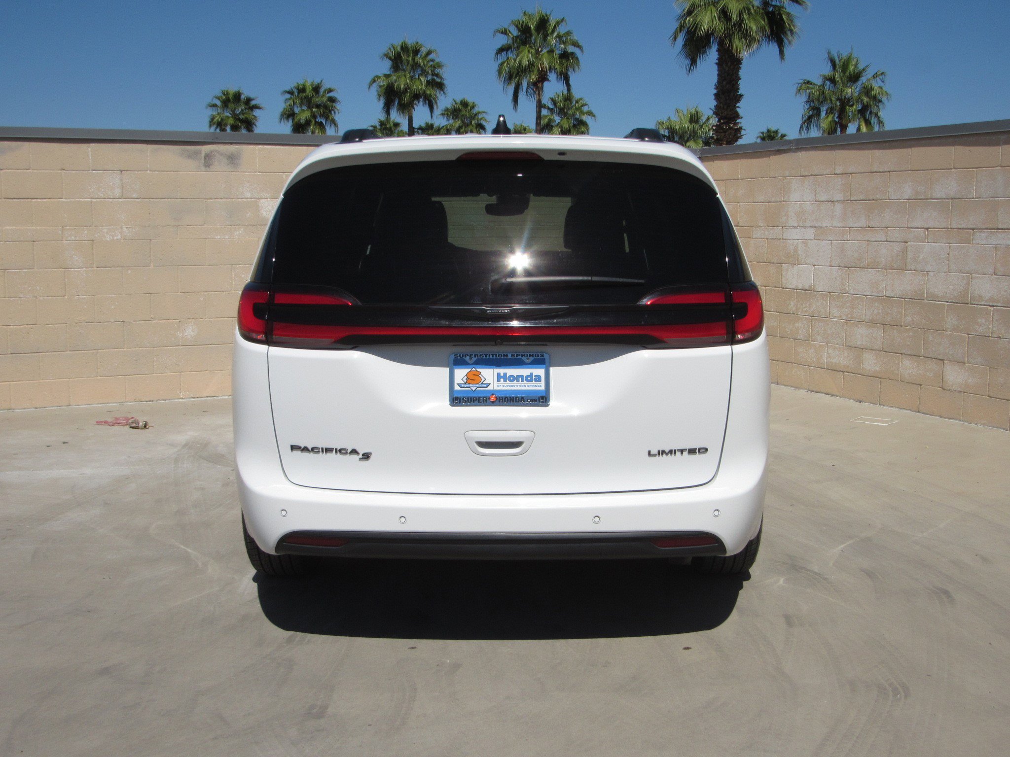 Used 2025 Chrysler Pacifica Limited image 7