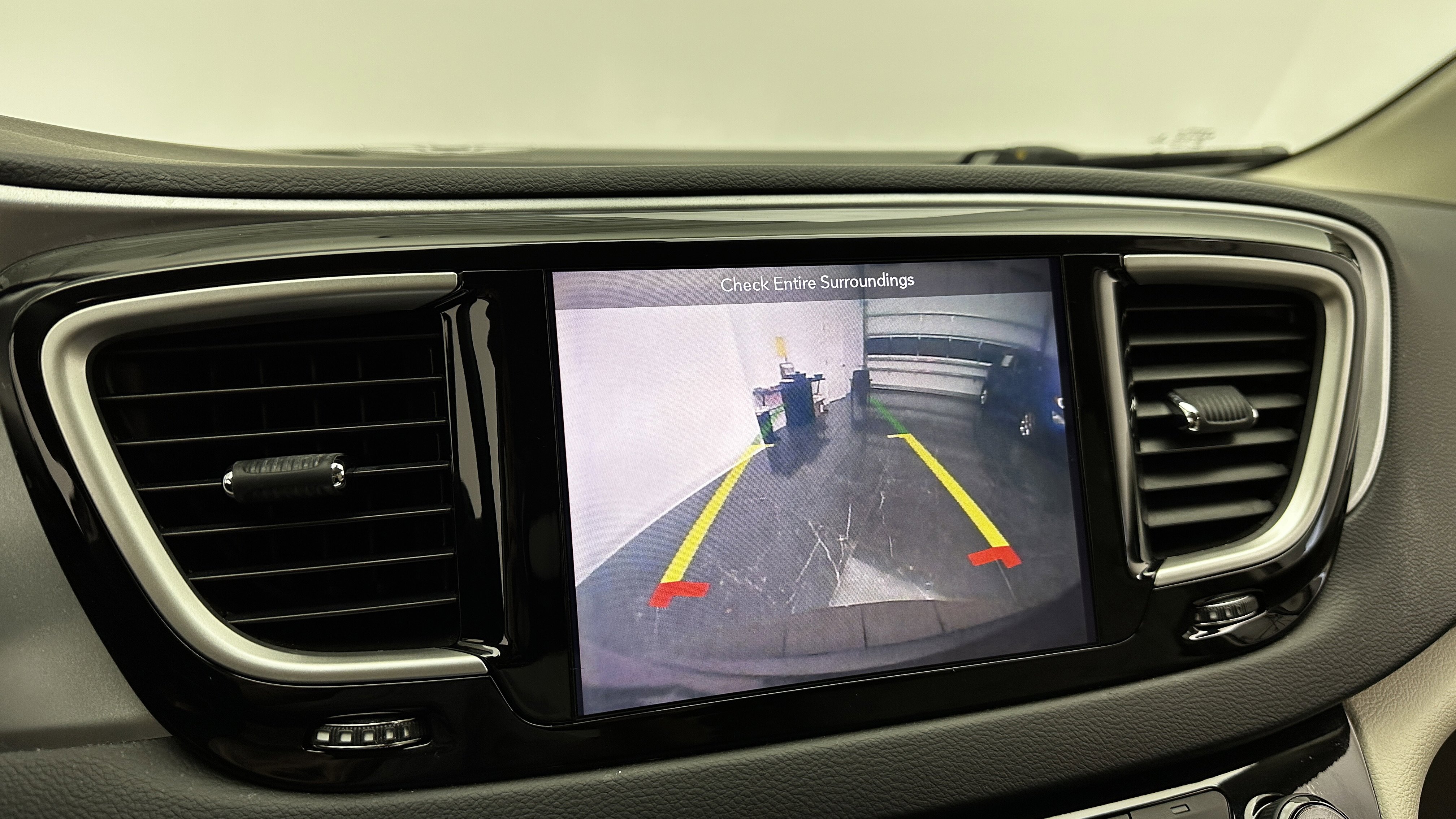 Used 2018 Chrysler Pacifica Touring-L image 17