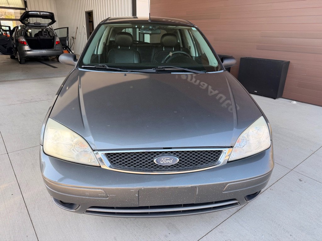 Used 2007 Ford Focus ZX5 Hatchback FWD image 2