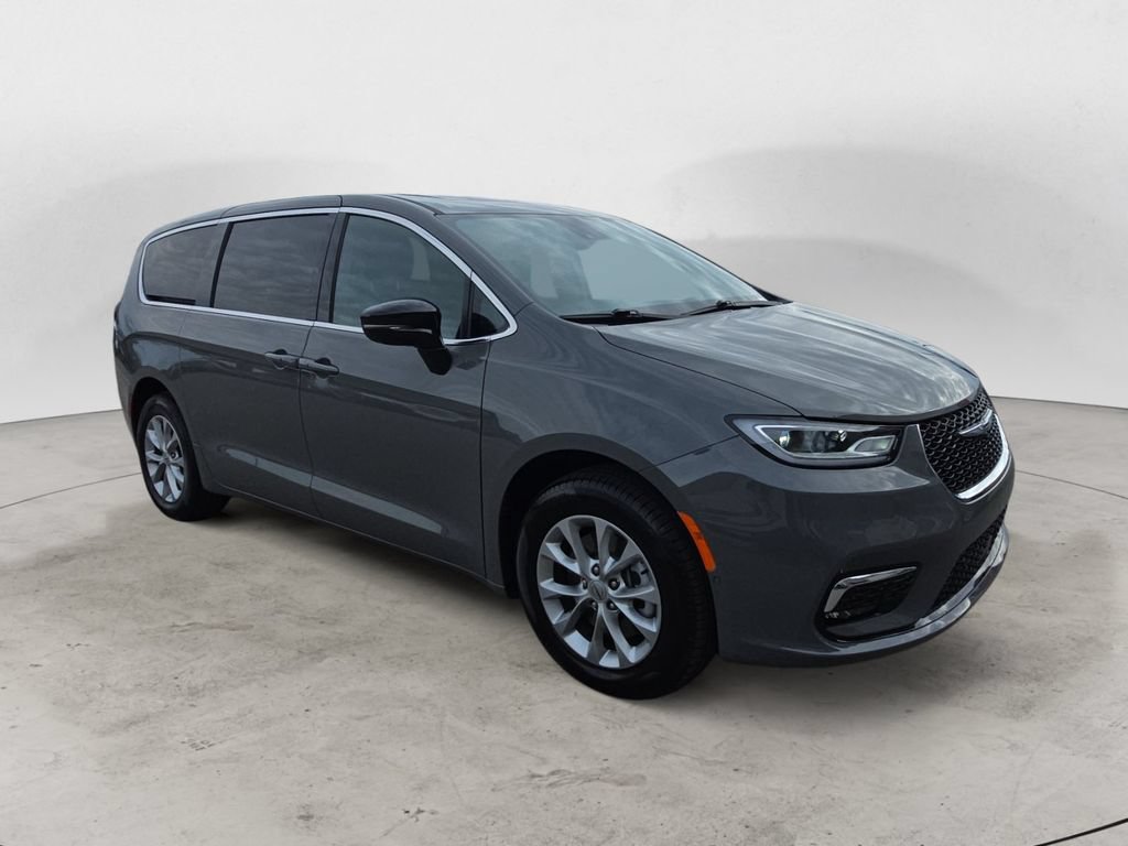 Used 2025 Chrysler Pacifica Select AWD/4WD image 3