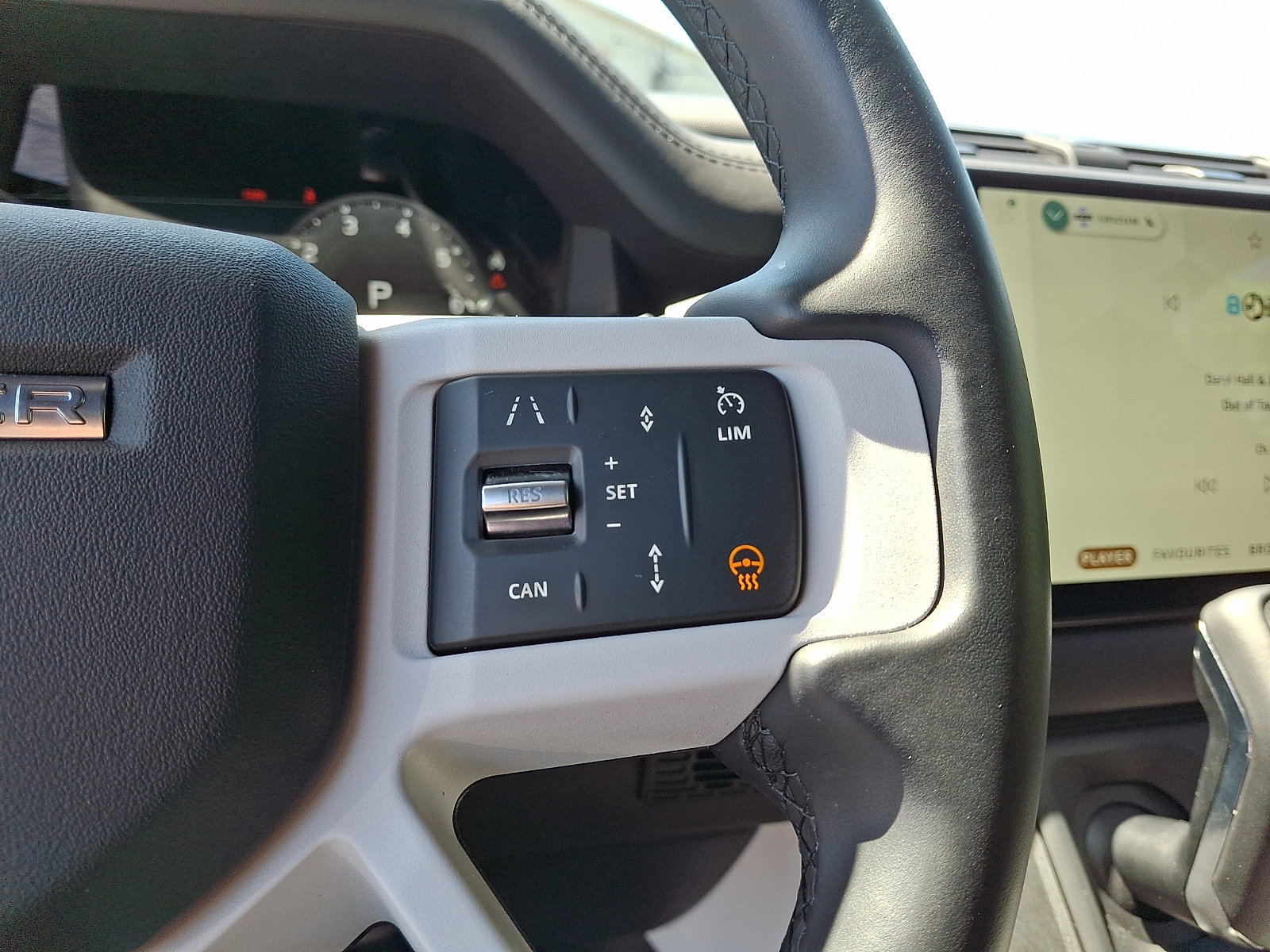 Used 2025 Land Rover Defender 110 X-Dynamic SE AWD/4WD image 22