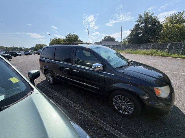 Used 2014 Chrysler Town & Country Touring-L w/ Driver Convenience Group FWD image 4