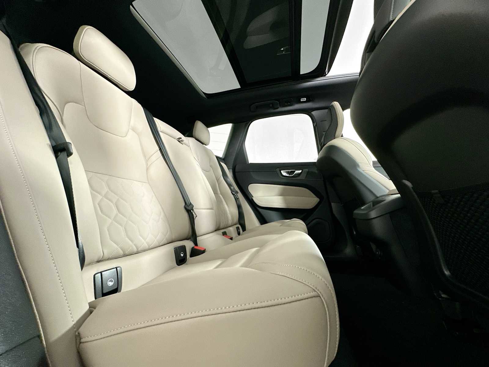 New 2026 Volvo XC60 B5 Plus w/ Protection Package Premier image 25
