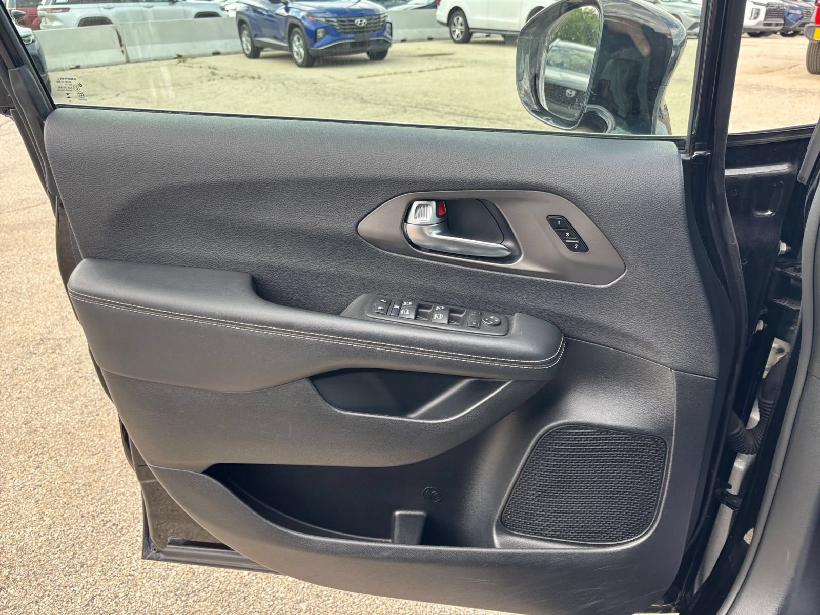 Used 2025 Chrysler Pacifica Select FWD image 18