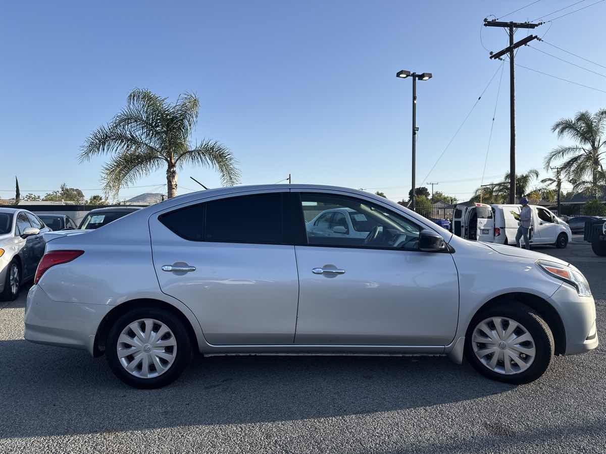 Used 2015 Nissan Versa SV FWD image 3