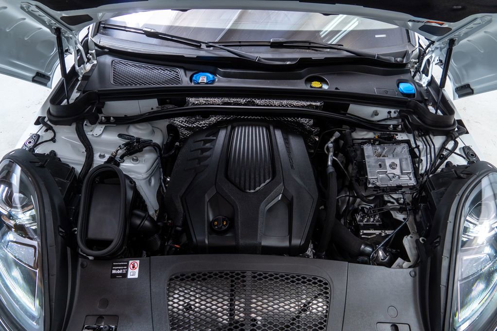 Certified 2026 Porsche Macan image 32
