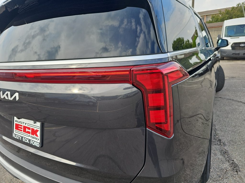 Used 2025 Kia Carnival FWD image 32