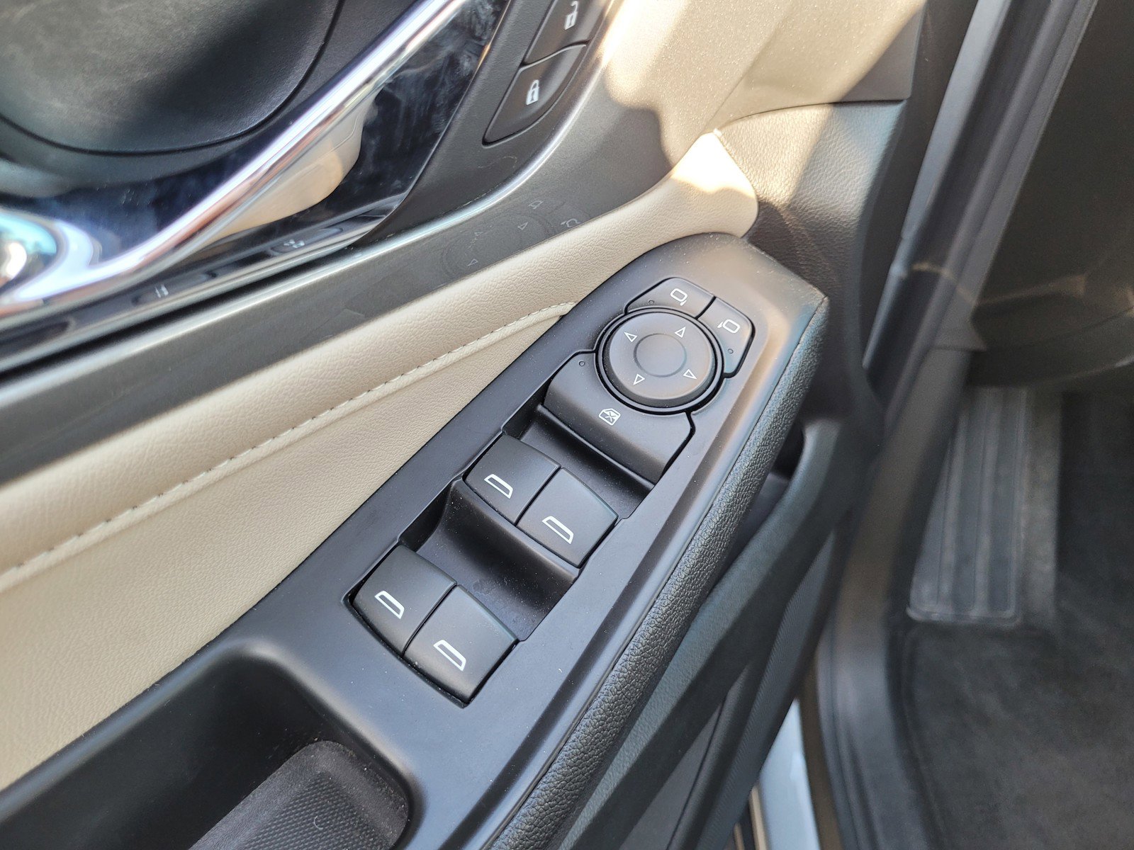 Used 2023 Chevrolet Traverse LS image 26