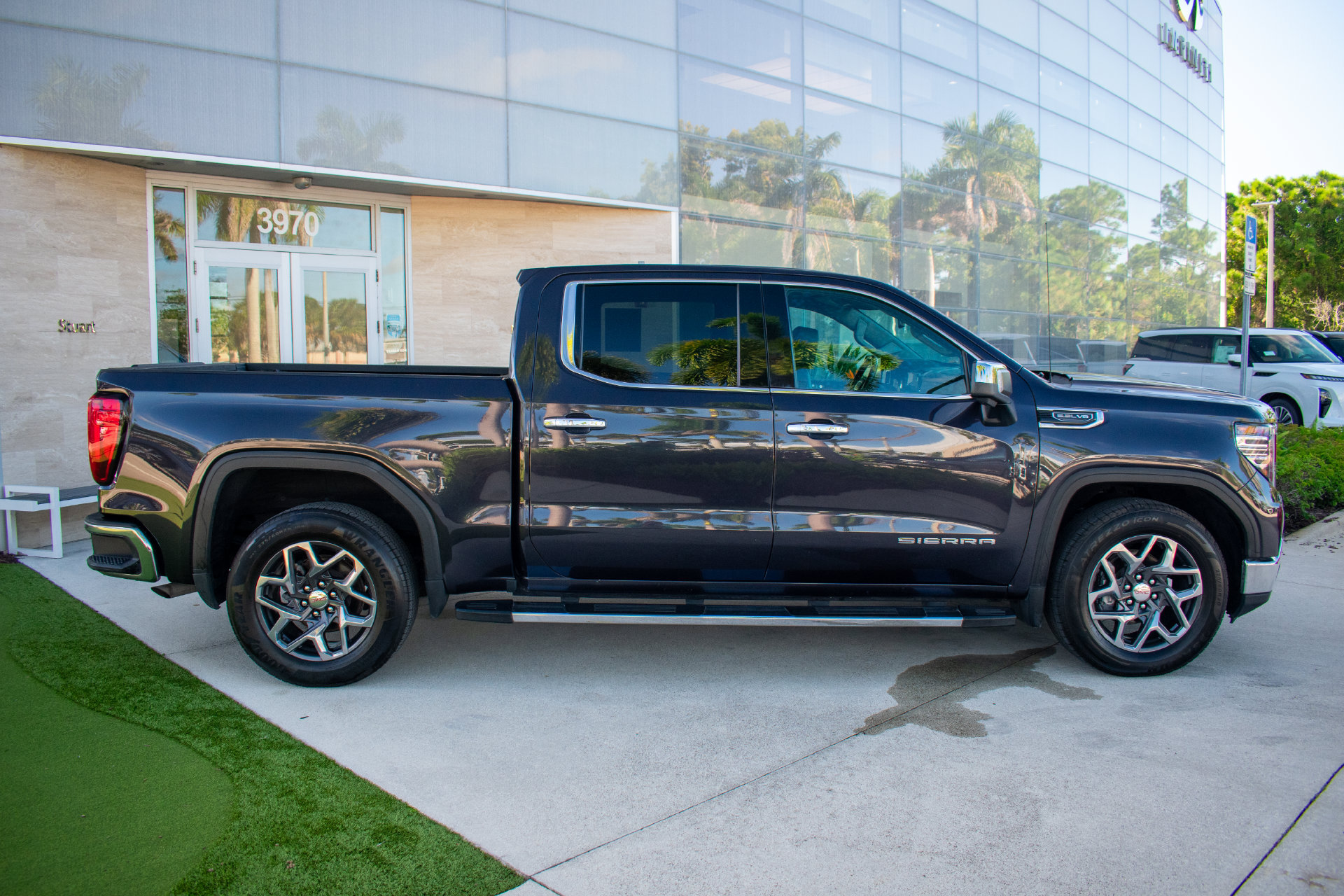 Used 2022 GMC Sierra 1500 SLT w/ SLT Premium Package RWD image 11
