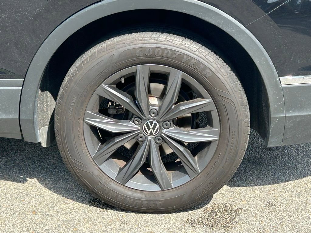 Used 2022 Volkswagen Tiguan SE w/ Panoramic Sunroof Package AWD/4WD image 9