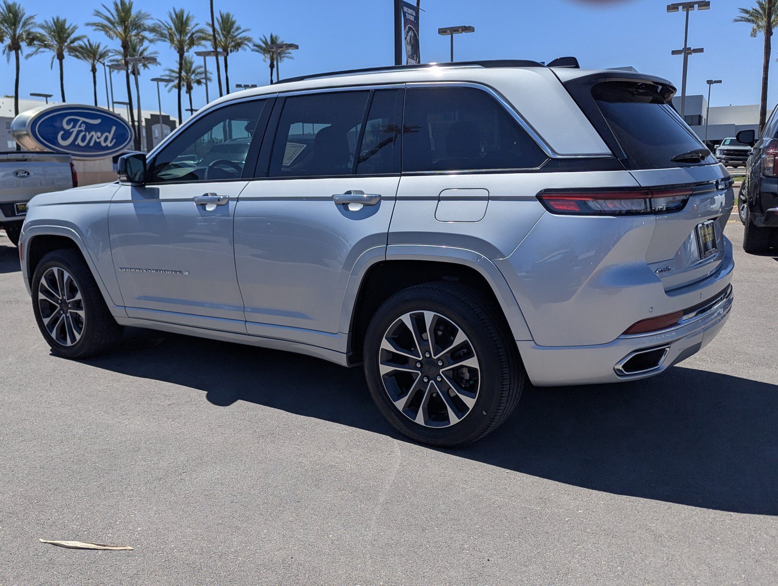 Used 2024 Jeep Grand Cherokee Overland w/ Trailer Tow Package AWD/4WD image 4