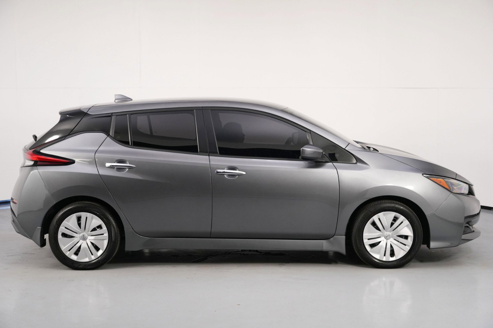 Used 2025 Nissan Leaf S image 45