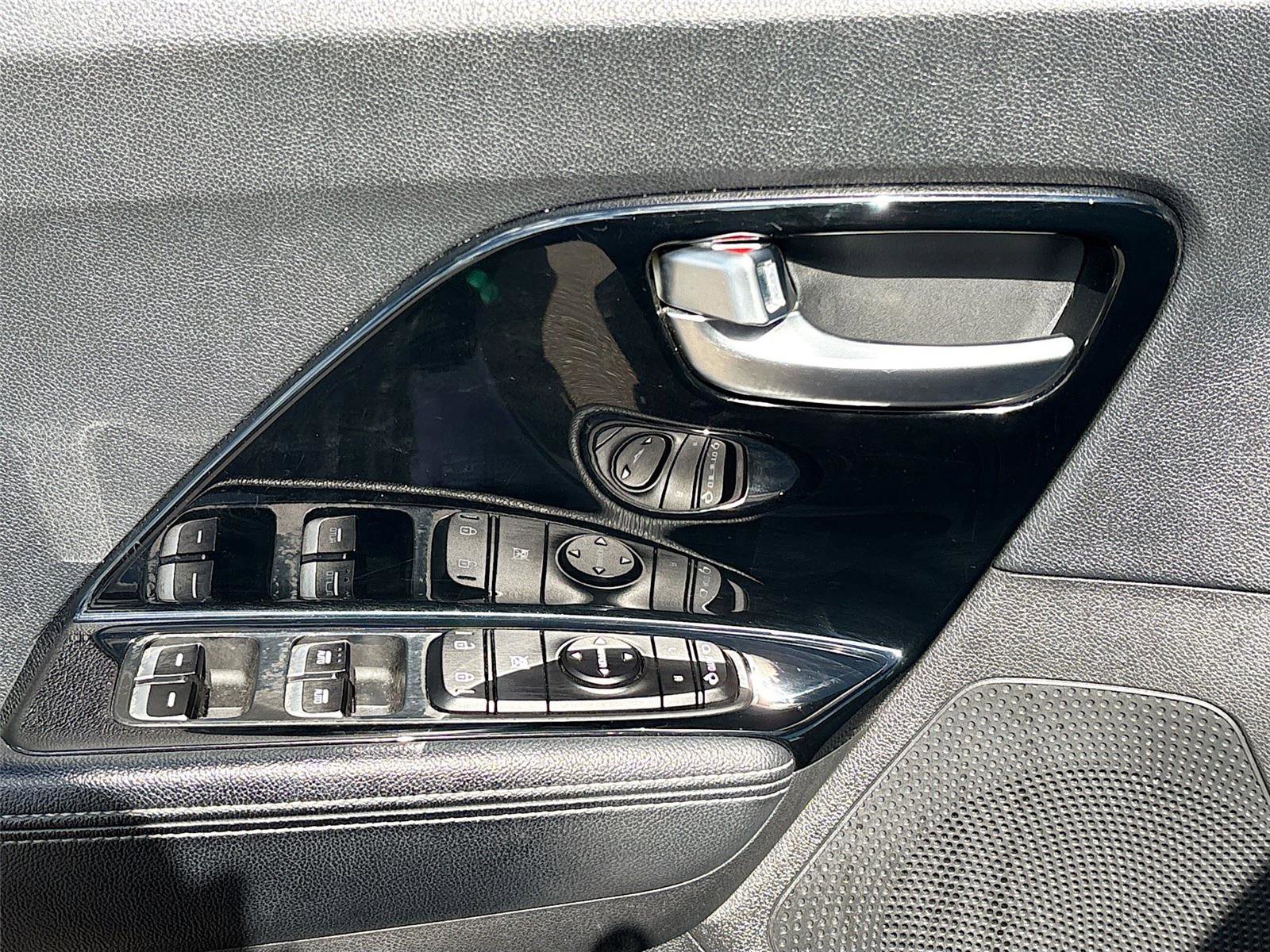 Used 2022 Kia Niro EX w/ Cold Weather Package FWD image 17