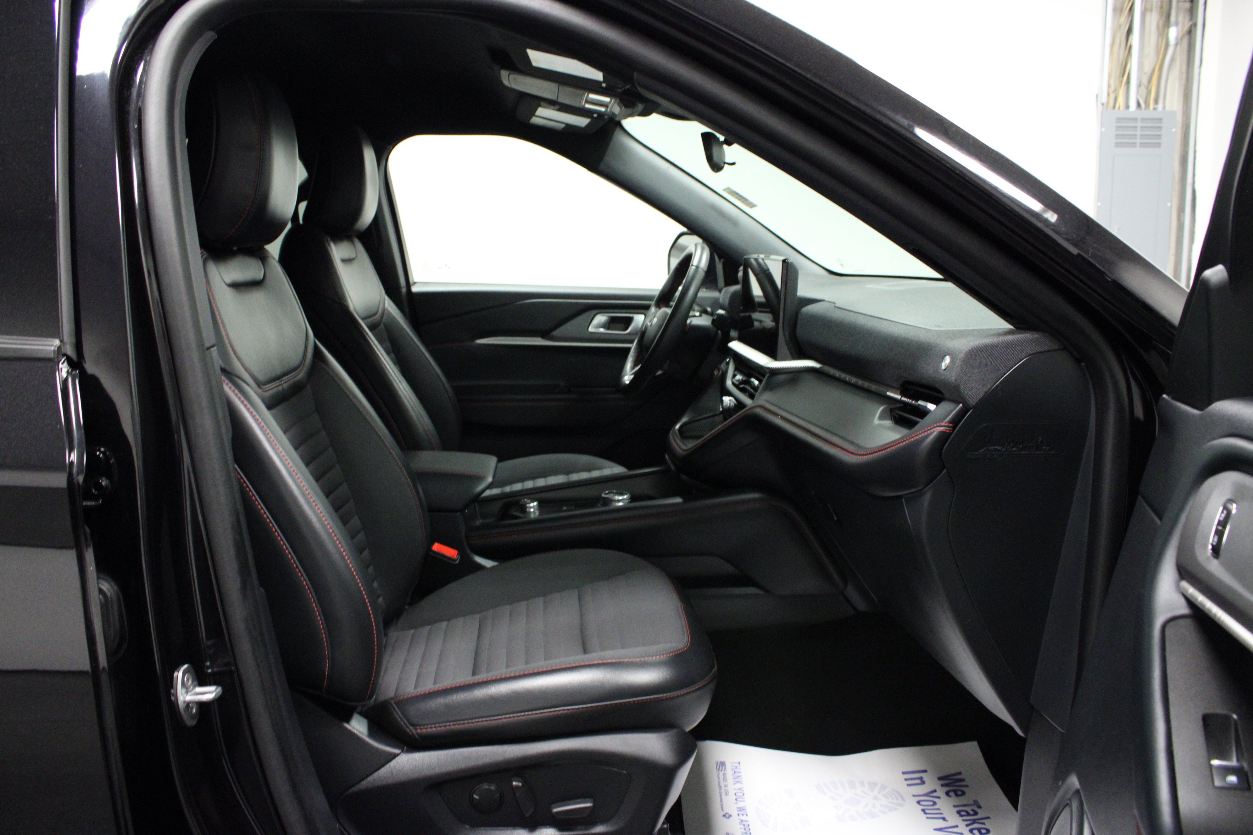 Used 2025 Ford Explorer ST-Line w/ ST-Line Street Pack AWD/4WD image 17