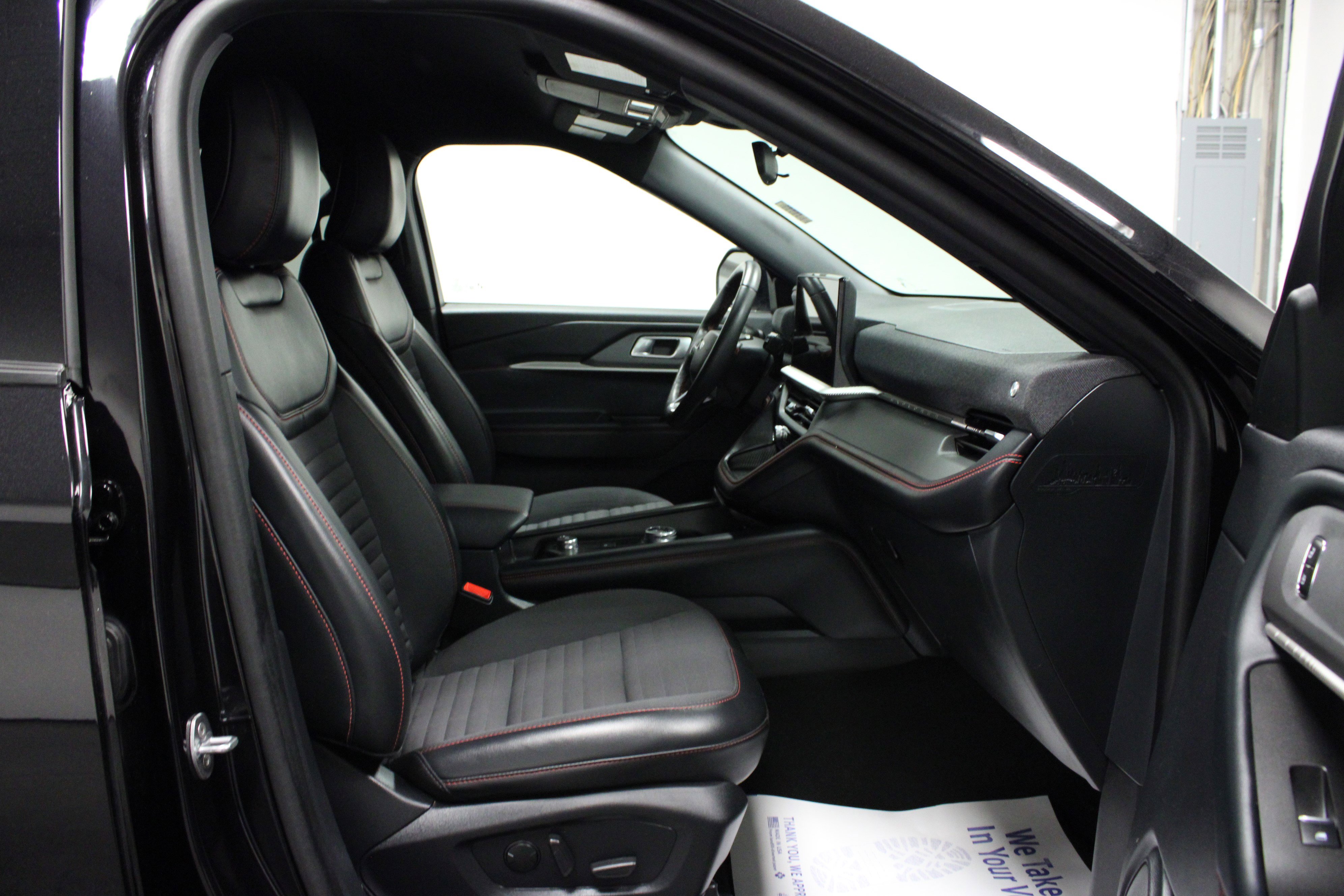 Used 2025 Ford Explorer ST-Line w/ ST-Line Street Pack AWD/4WD image 17