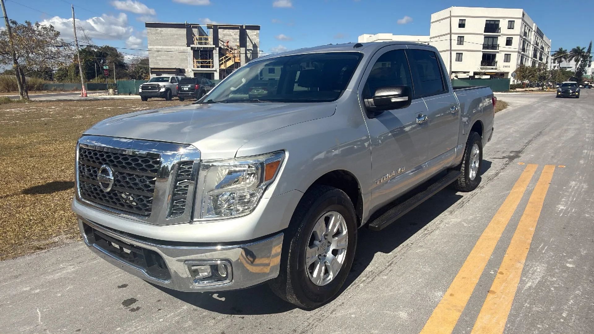 Used 2019 Nissan Titan SV RWD image 1