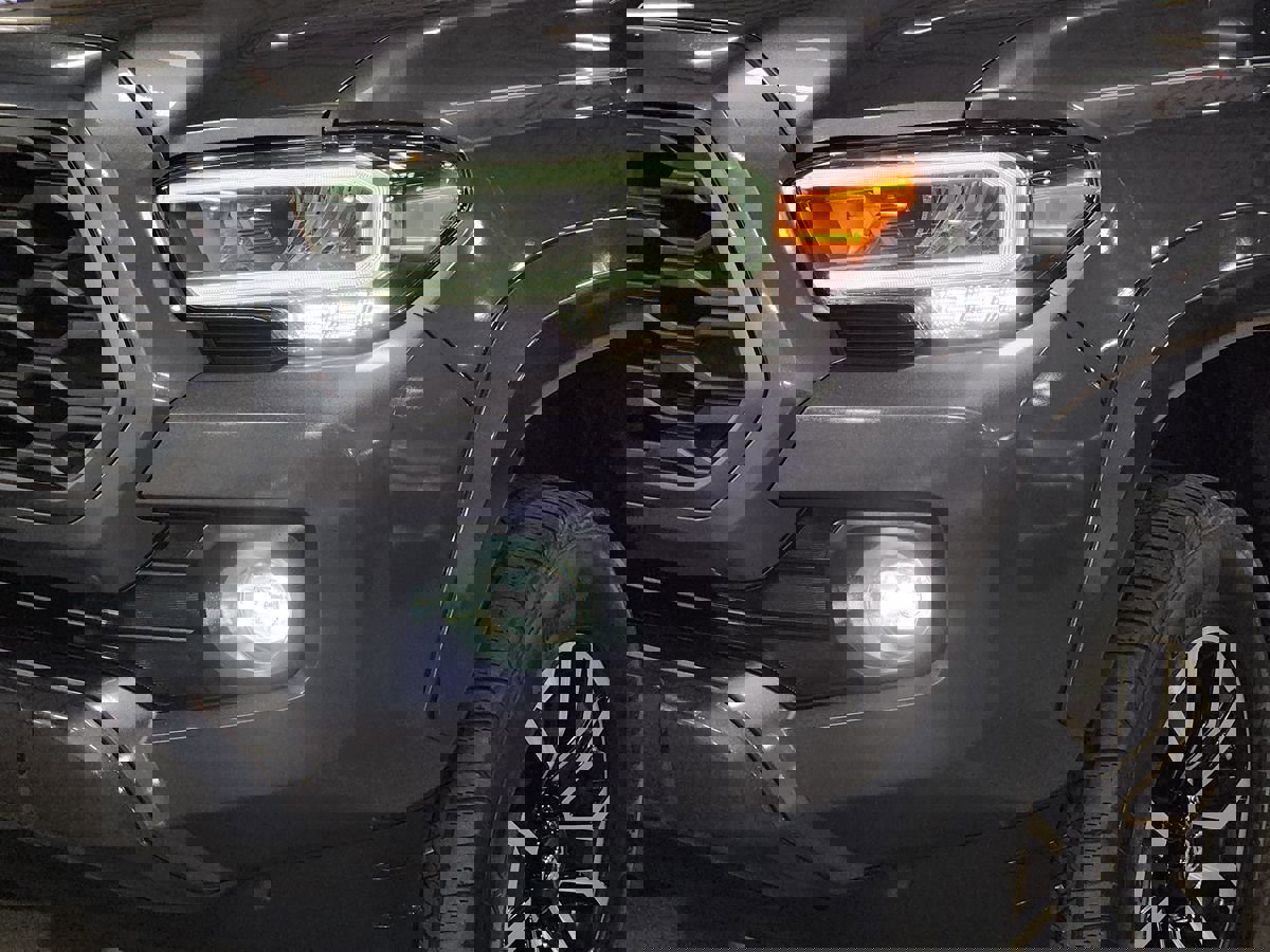 Used 2021 Toyota Tacoma TRD Sport w/ Technology Package image 14