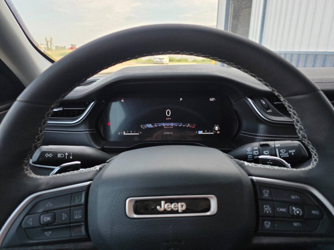 Used 2023 Jeep Grand Cherokee Limited w/ Black Appearance Package AWD/4WD image 11