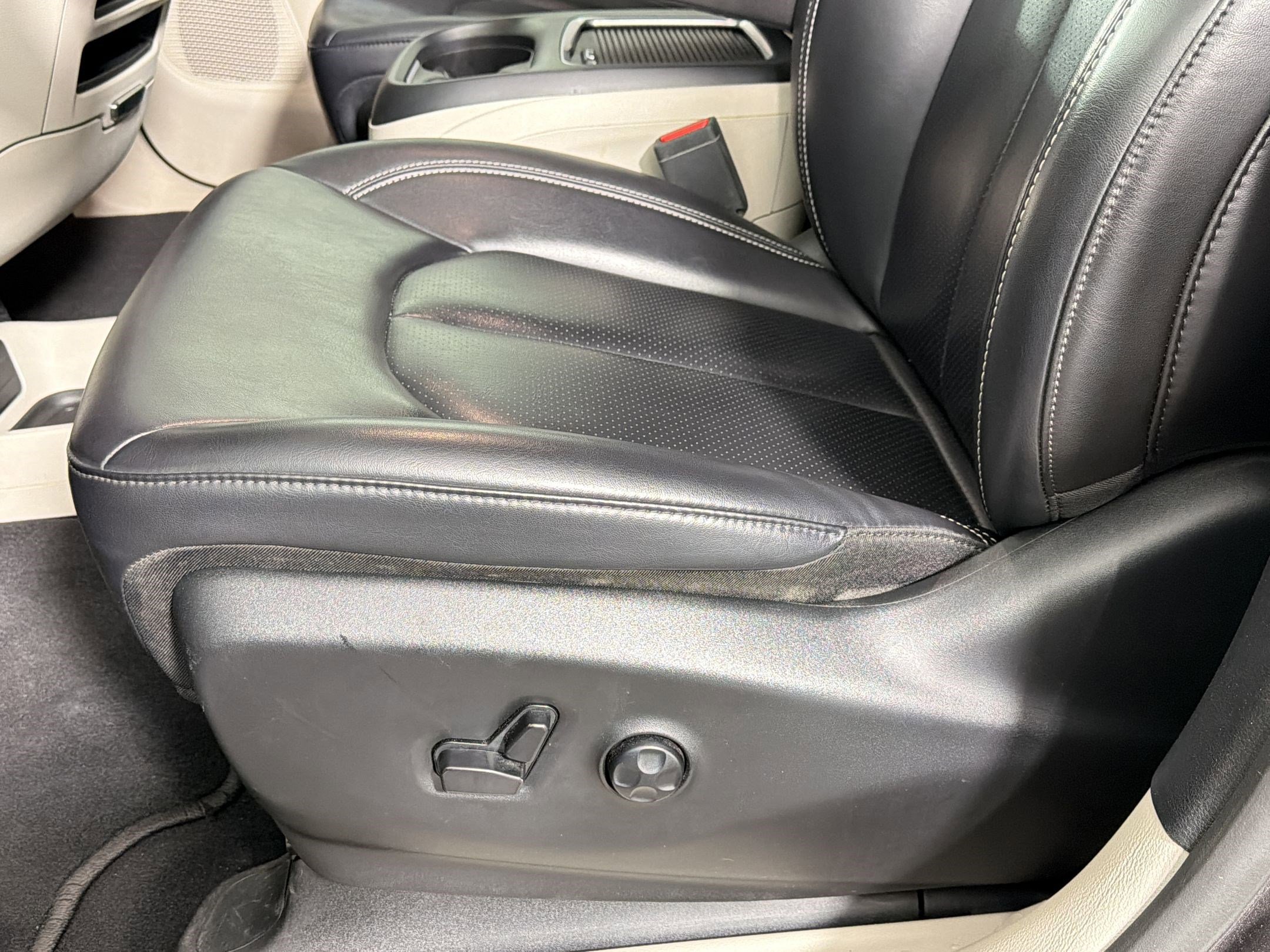 Used 2023 Chrysler Pacifica Touring-L FWD image 11