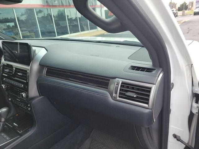 Used 2023 Lexus GX 460 Luxury w/ Sport Design Package AWD/4WD image 11