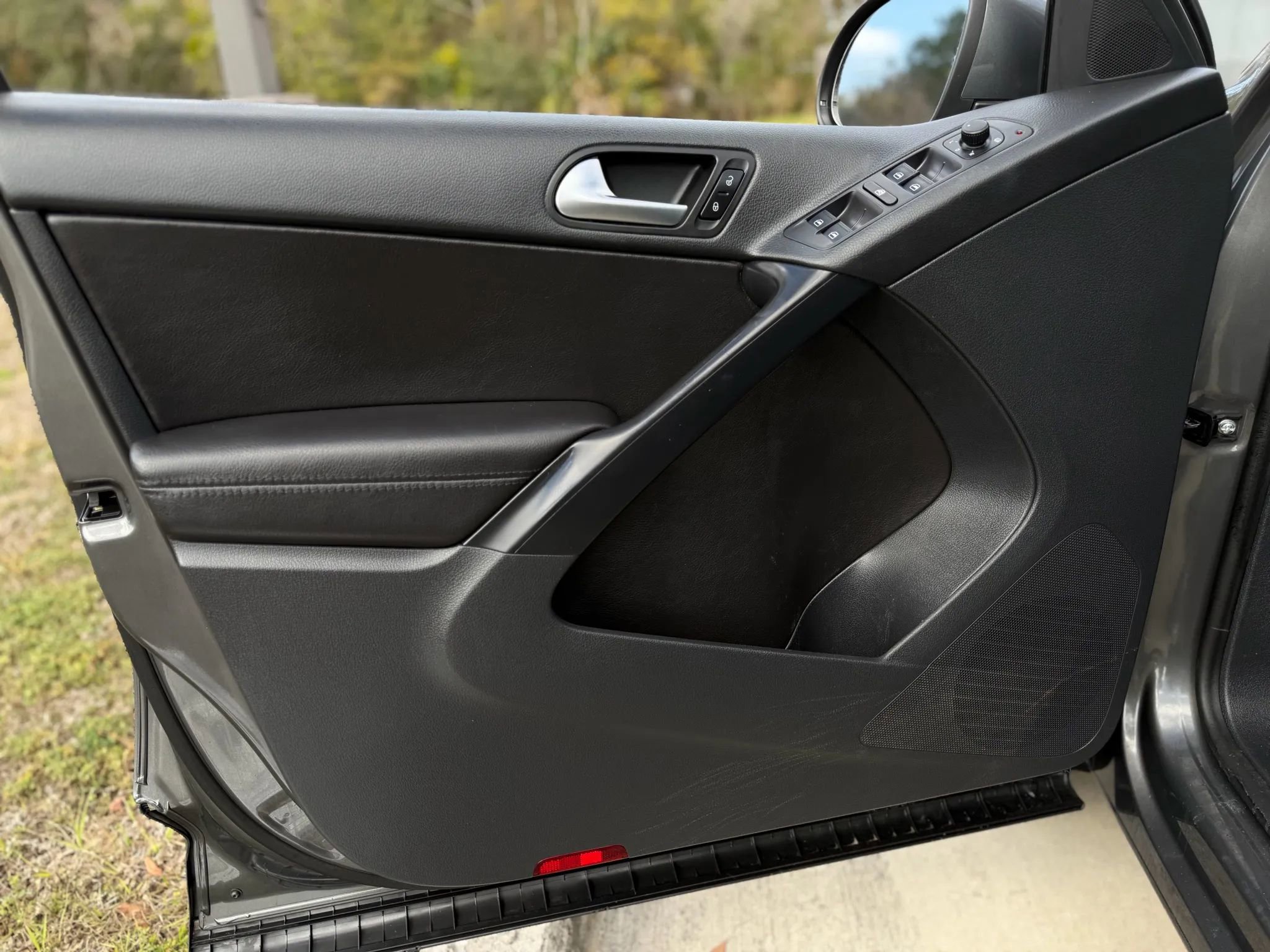 Used 2015 Volkswagen Tiguan SE image 12