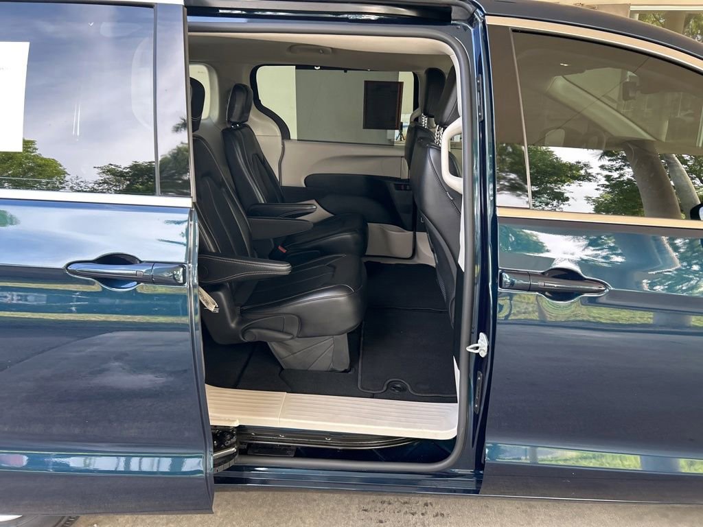 Used 2024 Chrysler Pacifica Touring-L FWD image 27