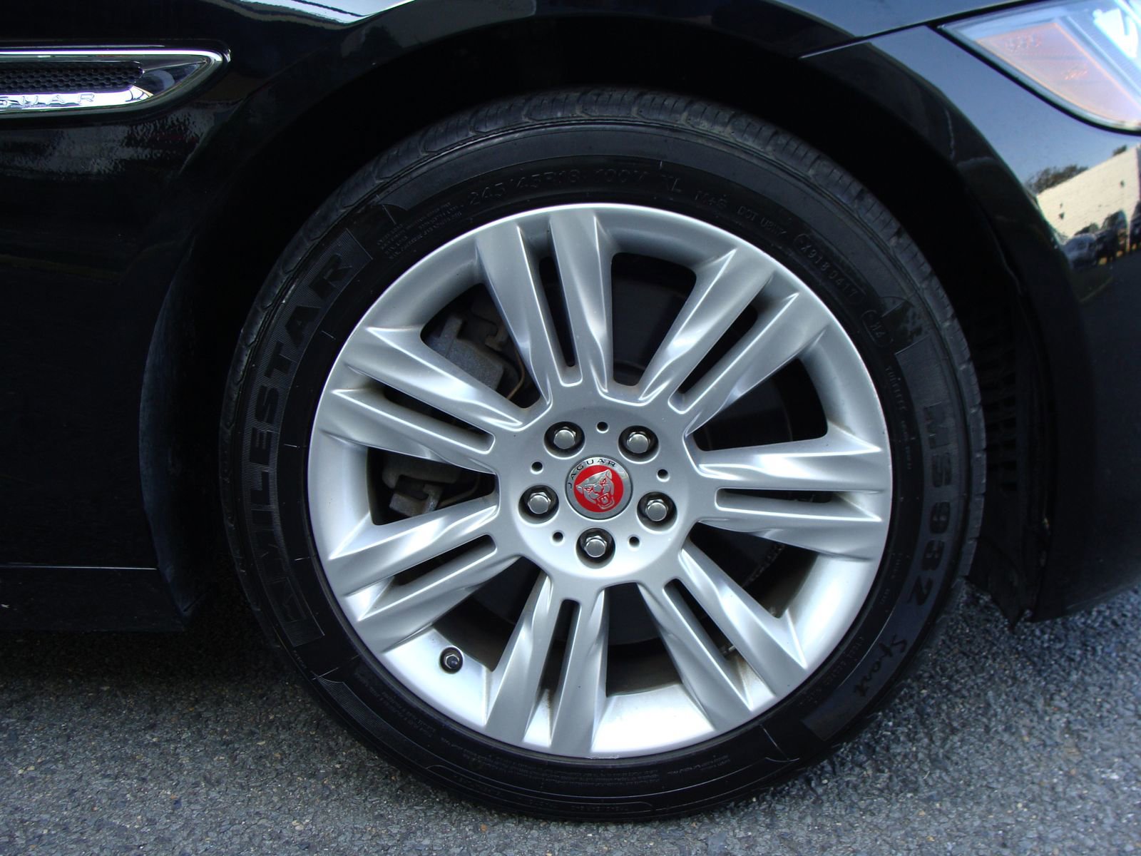 Used 2017 Jaguar XF Premium image 40