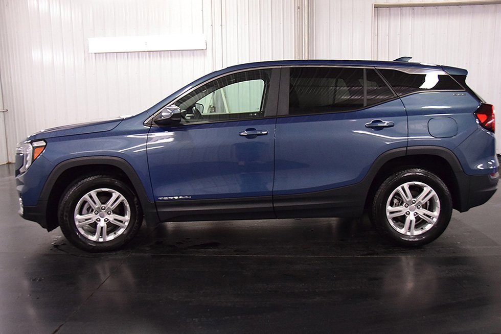 Used 2024 GMC Terrain SLE image 4