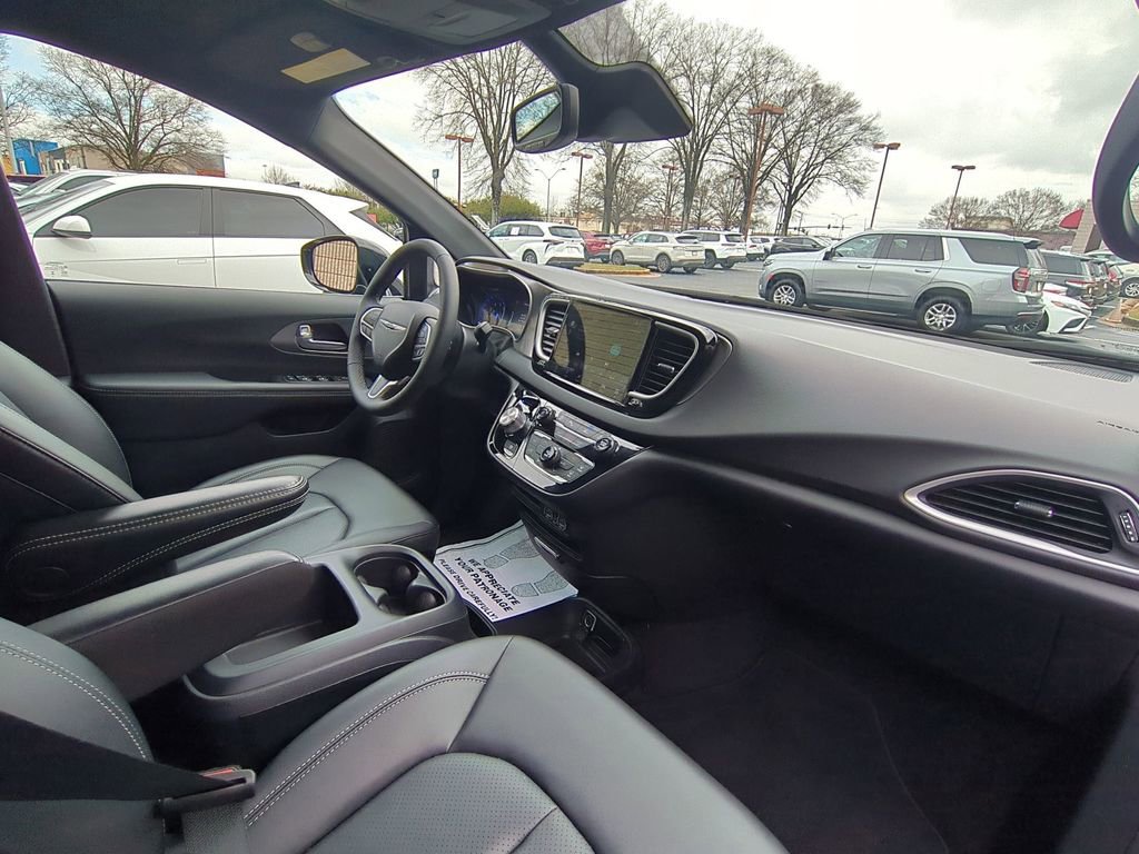 Used 2025 Chrysler Pacifica Select image 32