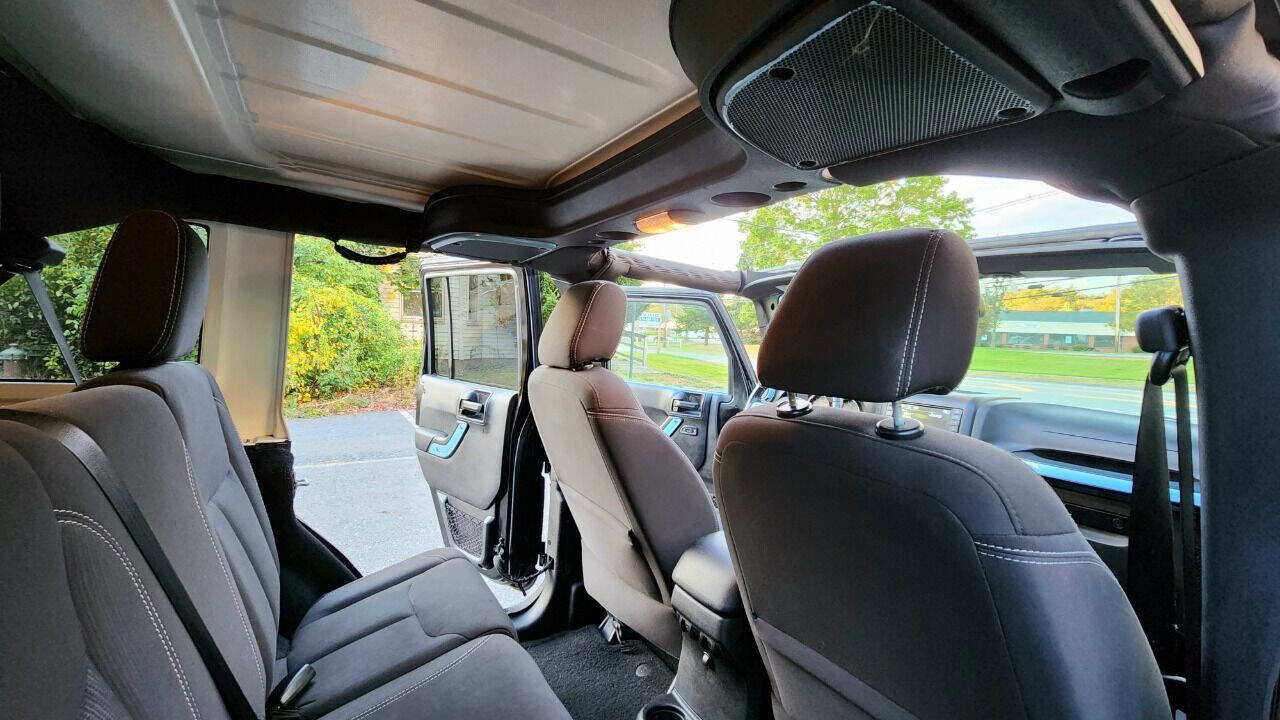 Used 2015 Jeep Wrangler Unlimited Sahara AWD/4WD image 35