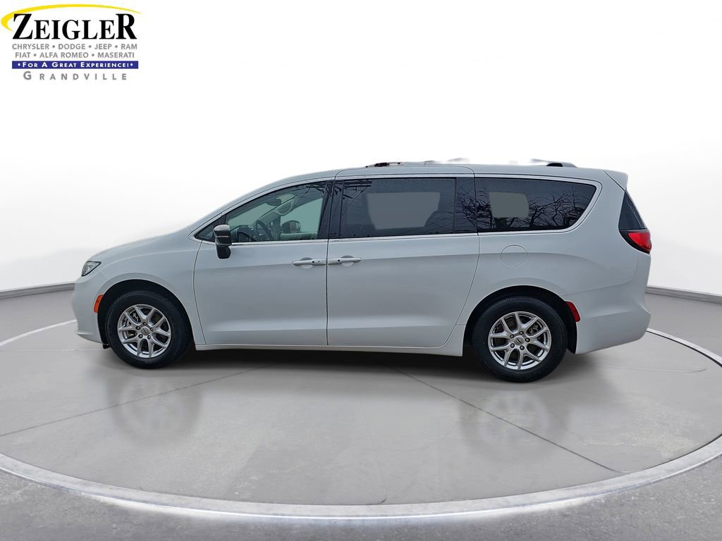 Used 2024 Chrysler Pacifica Touring-L image 8