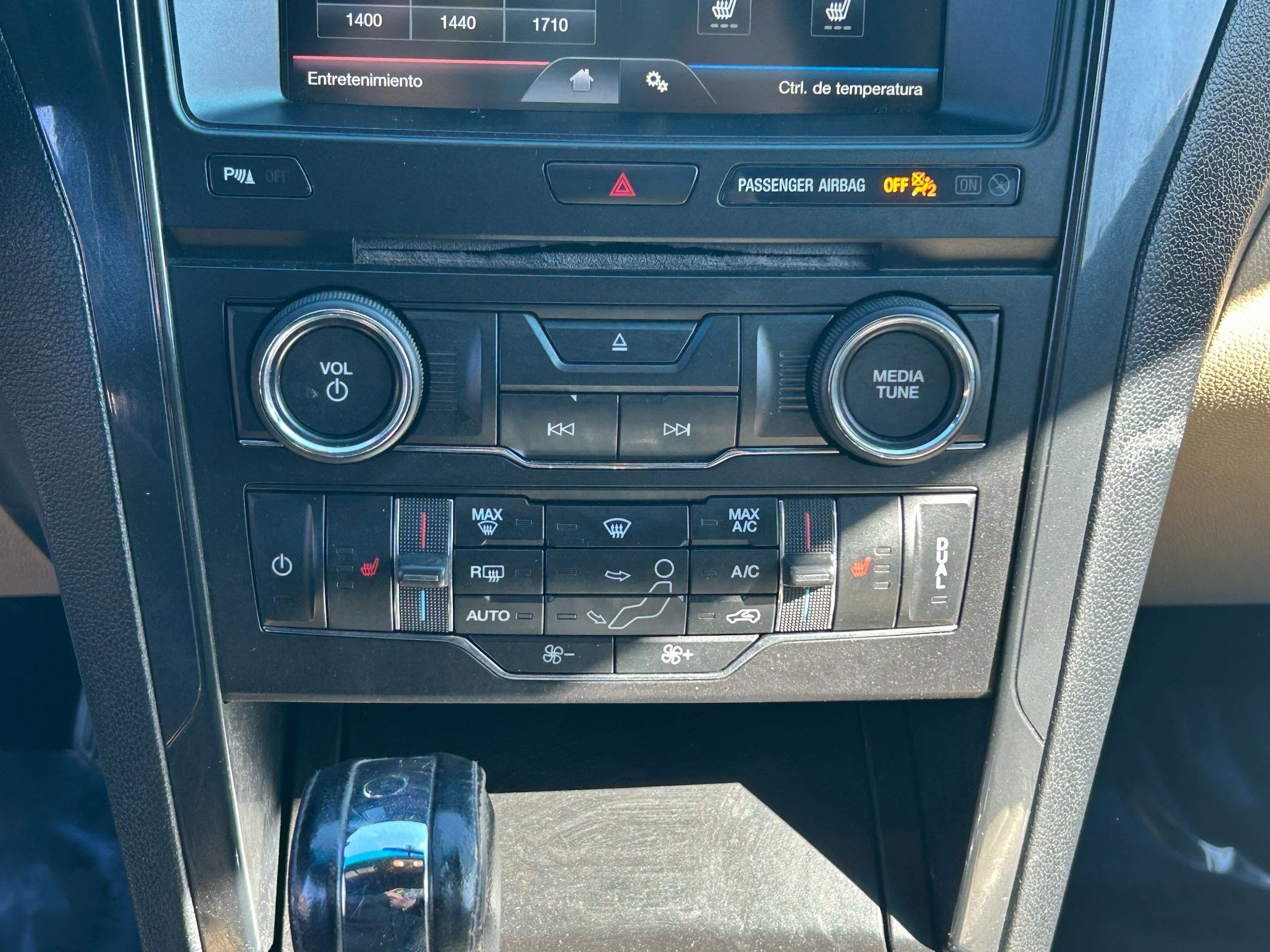 Used 2016 Ford Explorer XLT w/ Equipment Group 202A AWD/4WD image 23