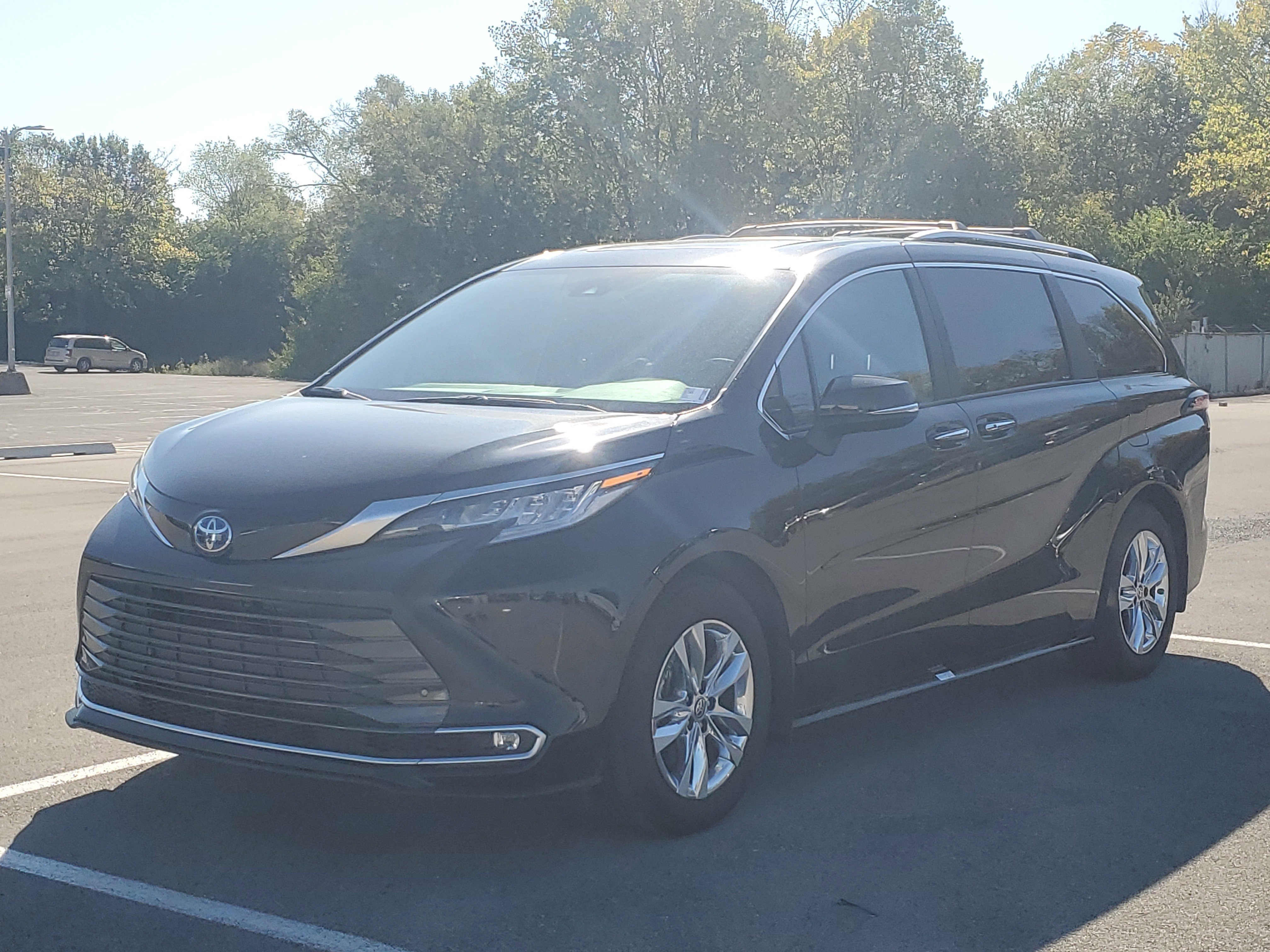 Used 2025 Toyota Sienna Limited image 3