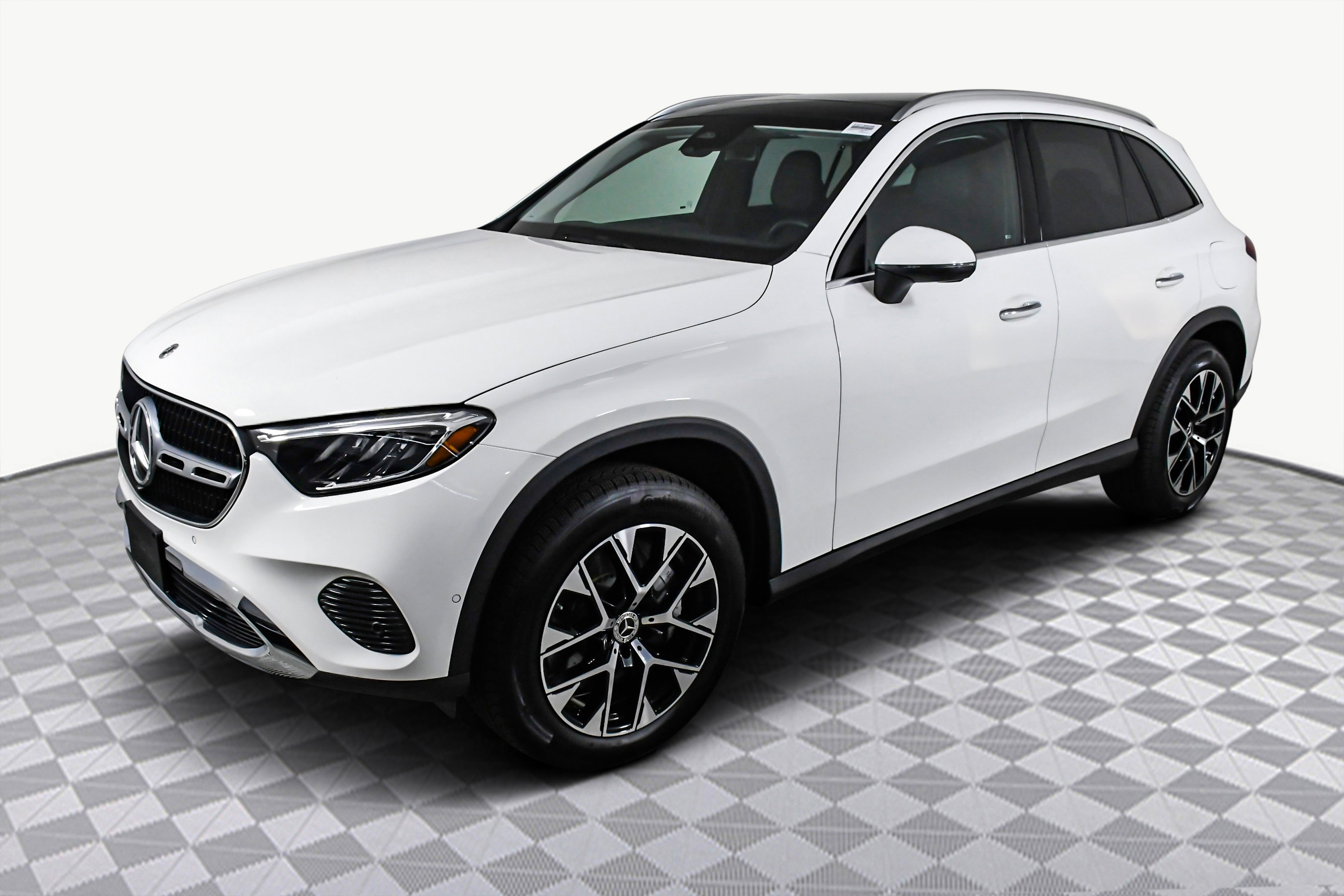 Used 2025 Mercedes-Benz GLC 350e 4MATIC image 4