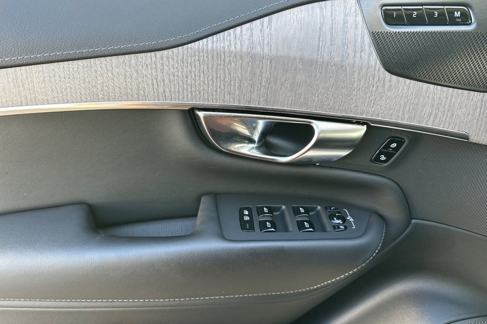 Used 2023 Volvo XC90 B6 Ultimate w/ Protection Package Premier image 15